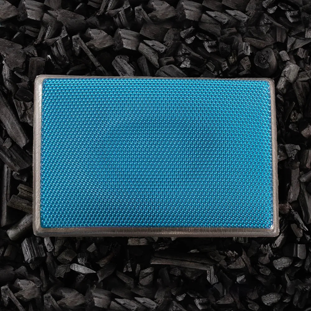 Imagem no travesseiro Bubblegel com carvão ativado ao fundo. O carvão ativado traz uma série de benefícios que melhoram a saúde e bem-estar. É um material com propriedades que removem impurezas e toxinas do ar. Também evita a proliferação de bactérias, fungos e ácaros.