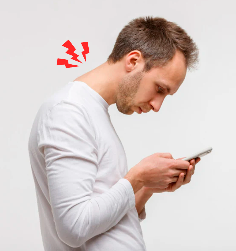 Homem com postura incorreta enquanto mexe no seu celular causando curvatura no pescoço também conhecida como calombo digital