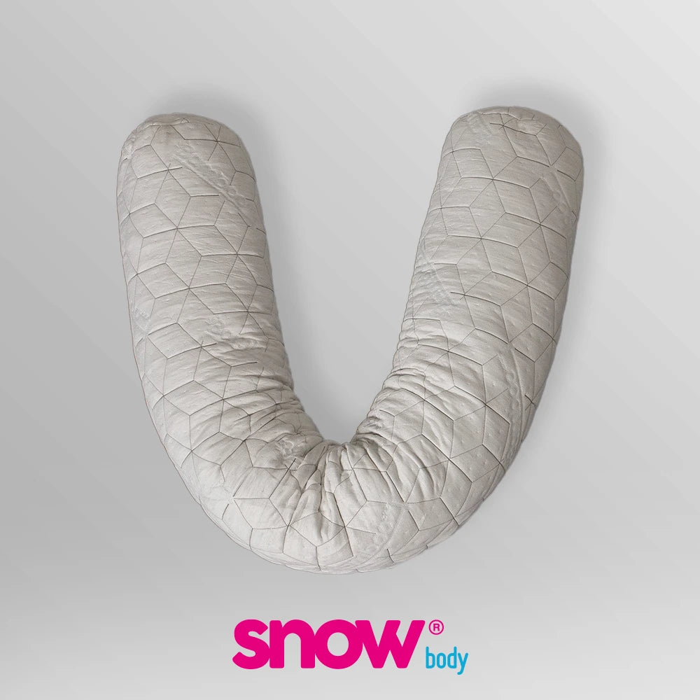Travesseiro Snow Body da IWS branco com detalhes hexagonais em formato de U com logo do produto na parte inferior da página