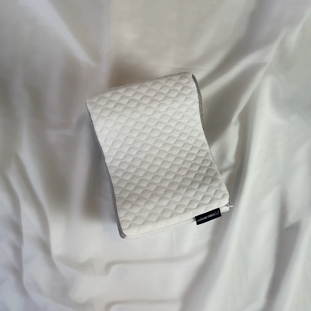 Apoio de joelho Coluna Relax da IWS, feito com espuma NASA de alta densidade e capa 100% poliéster. Possui design ergonômico com formato curvado para encaixe confortável entre os joelhos, ajudando a alinhar a coluna e aliviar a pressão nas articulações. A capa tem textura acolchoada e acabamento com zíper para facilitar a remoção e a lavagem. Ideal para quem busca mais conforto e suporte durante o sono.