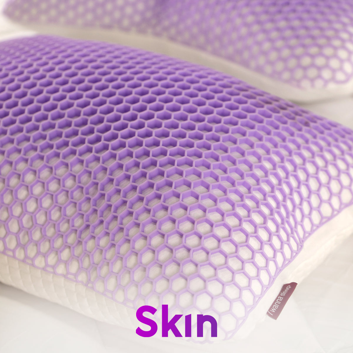 travesseiro skin i wanna sleep próximo, com detalhes visíveis e logo no lado inferior da imagem
