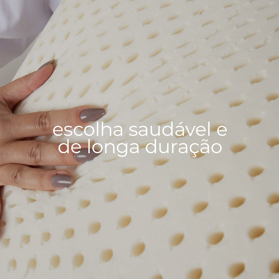 mão tocando suavemente o travesseiro de látex natural da iws demonstrando seu conforto ideal e uma frase destacando que é uma escolha saudável e de longa duração