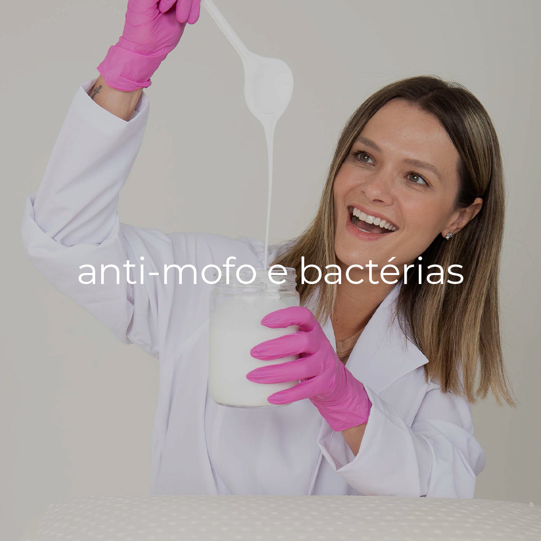 mulher sorrindo segurando um pote com látex que oferece conforto, suporte duradouro, é hipoalergênico, respirável e sustentável, garantindo uma noite de sono mais saudável e revigorante.