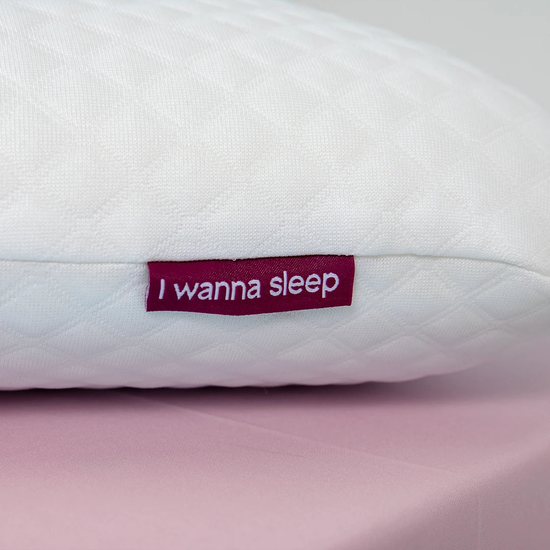 travesseiro látex com capa 100% poliéster e logo i wanna sleep em destaque