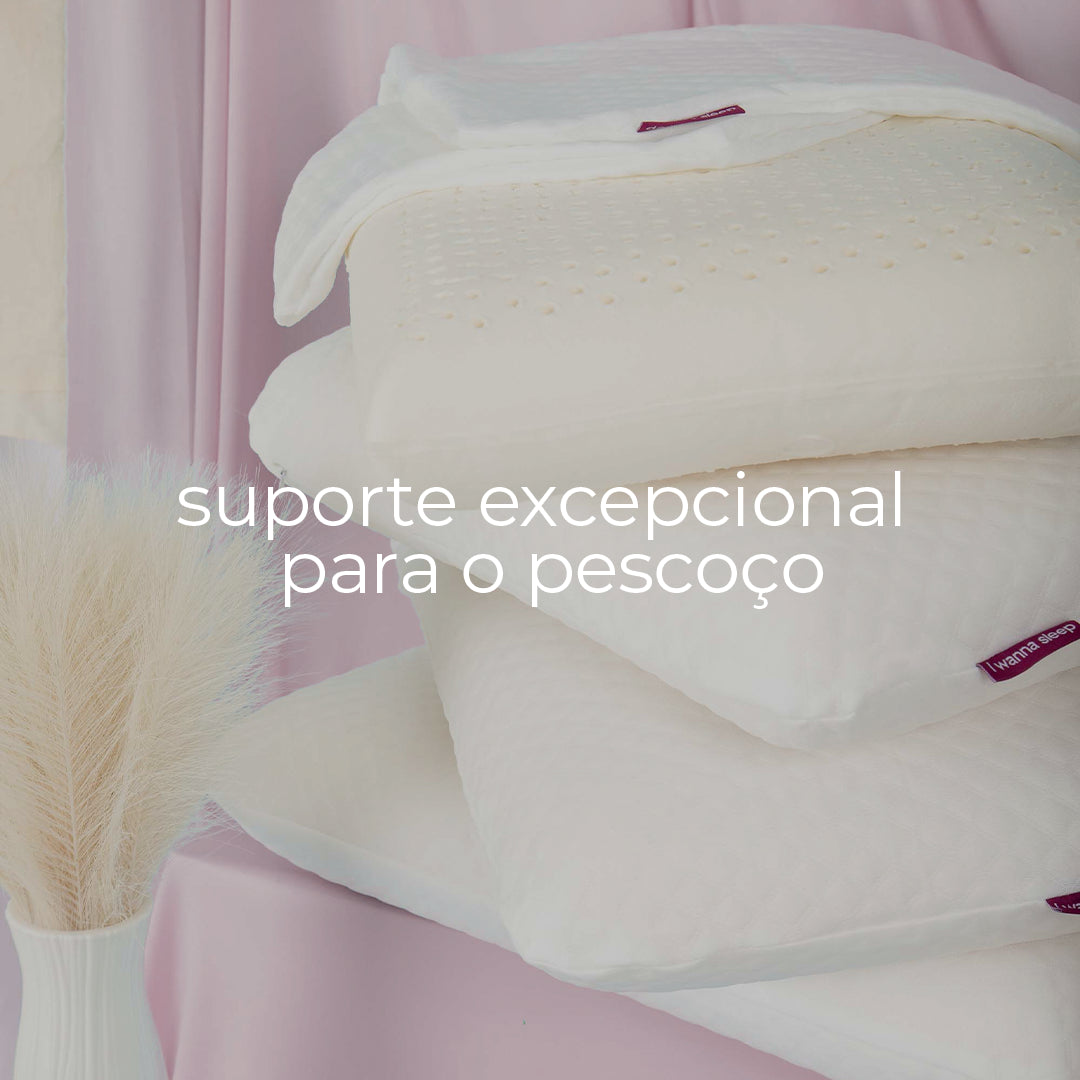 travesseiros IWS Original Látex® empilhados com um fundo rosa e uma frase à frente informando sobre seu suporte excepcional para o pescoço.