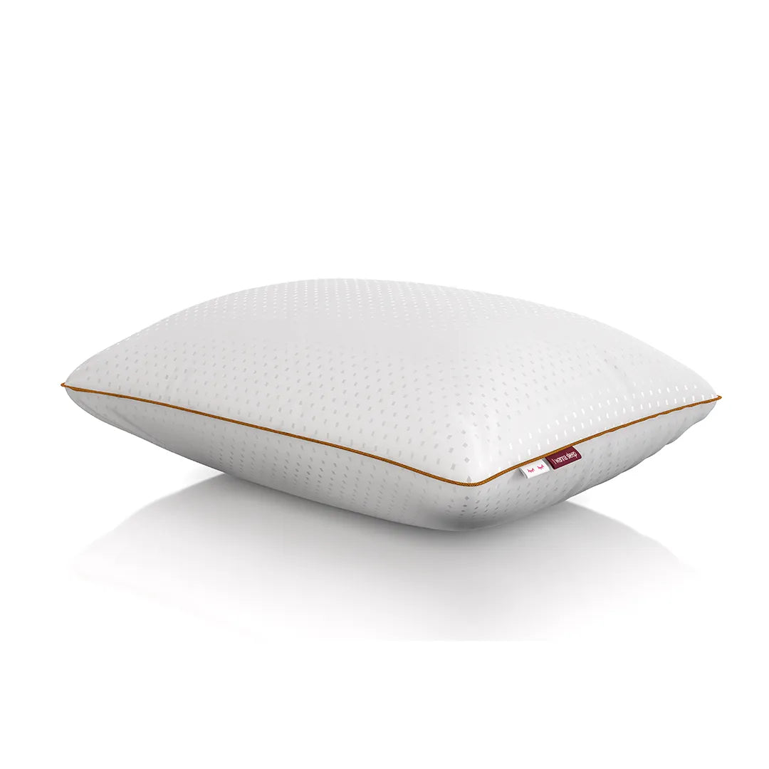Imagem do travesseiro de hotel Magnum Airfiber da IWS centrado na imagem em 3d mostrando sua altura, oferece a mesma sensação de aconchego dos travesseiros usados em hotéis de luxo. Fundo branco.