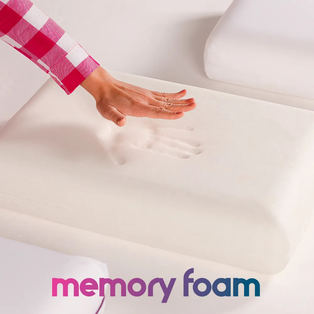 Mão pressionando o travesseiro nasa com tecnologia de alta qualidade, memory foam conhecido como "espuma da memória", demonstrando como ele é projetado para se moldar perfeitamente aos contornos do corpo, proporcionando um alívio de pressão sem igual.