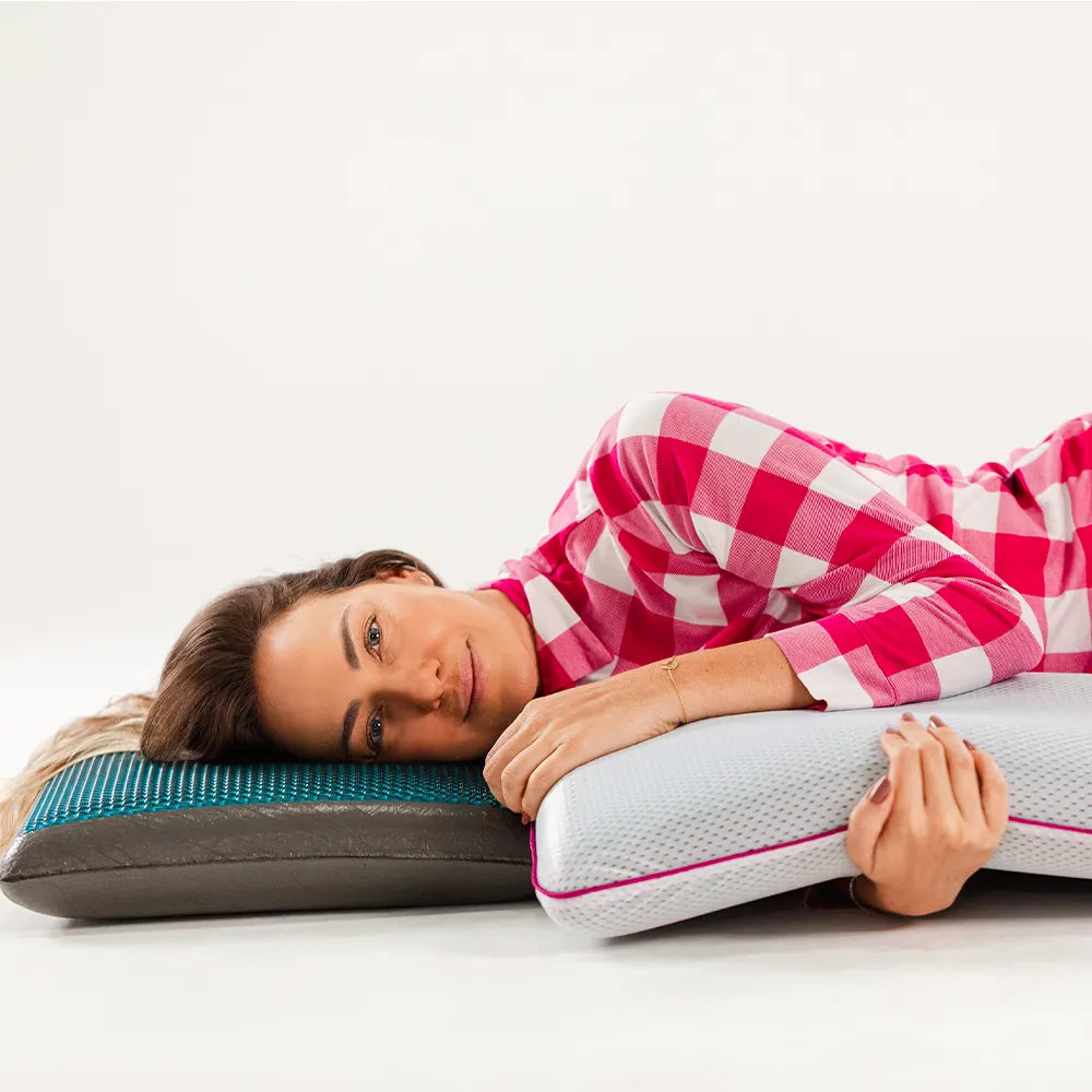 Mulher deitada no travesseiro Bubblegel sem capa enquanto abraça outro travesseiro bubblegel com capa refrescante para noites tranquilas