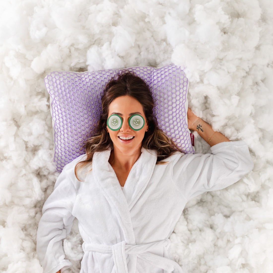 mulher deitada no travesseiro Skin da I wanna sleep, a solução definitiva para tratar e prevenir rugas do sono