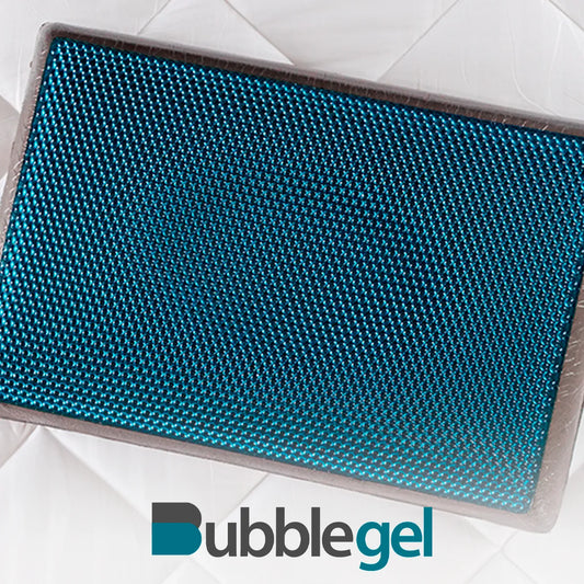 Travesseiro IWS Bubble Gel®, o travesseiro refrescante e confortável, proporcionando noites de sono frescas e reparadores, sua camada superior é composta por uma superfície de bolhas anatômicas em gel, que proporcionam conforto térmico e maciez ao bolhas de gel toque do rosto, aliviando o calor e suor noturno. Na parte inferior da imagem temos em destaque a logo do travesseiro Bubblegel.