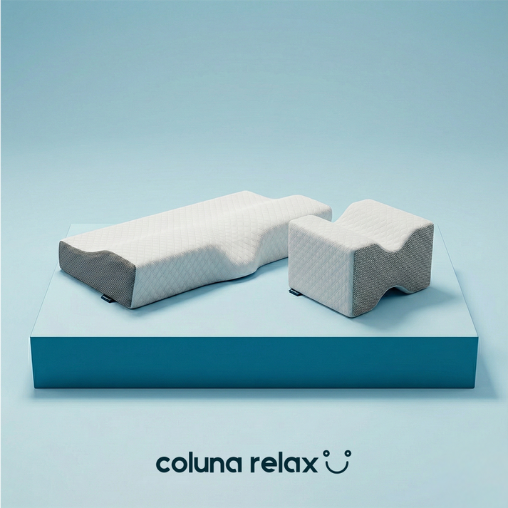 O travesseiro cervical retangular e o apoio de joelhos curvado do Kit Coluna Relax, com capa branca texturizada e laterais cinzas, dispostos sobre uma plataforma azul clara, com o logo 'coluna relax :)' abaixo.