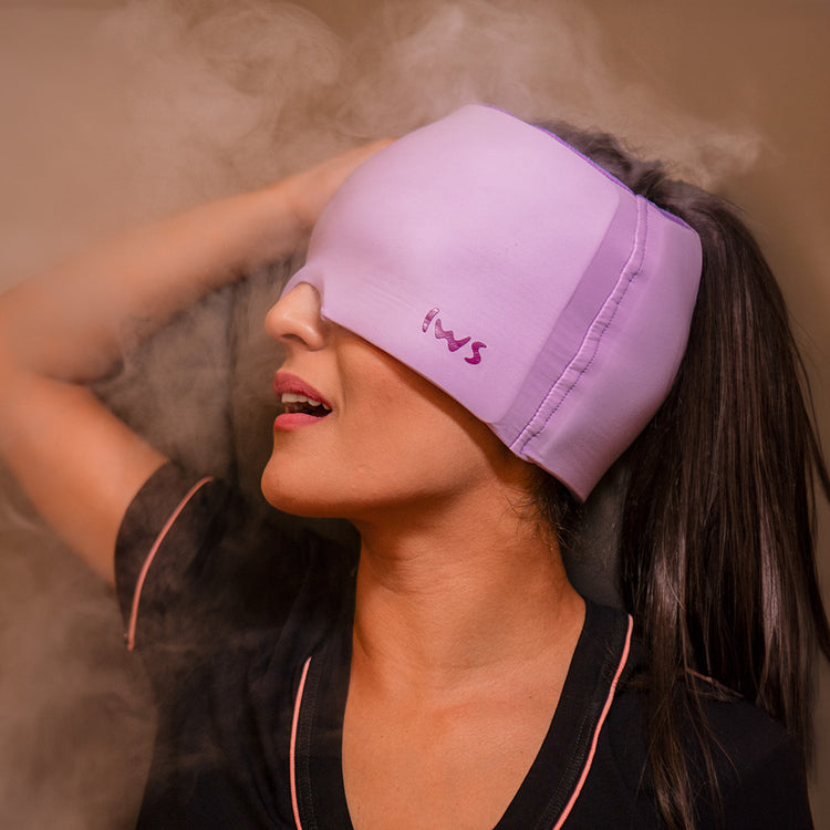 Mulher em close usando a faixa Aliv™ Head Gel roxa em um ambiente com névoa