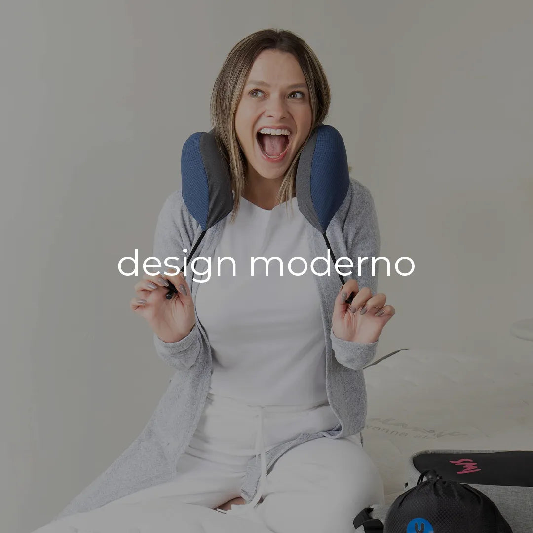 Mulher sorridente usando a almofada de pescoço Travel Pillow U - IWS Off Night da I Wanna Sleep. Vestida com roupas brancas e jaqueta cinza, em fundo branco. Almofada ideal para viagens confortáveis.
