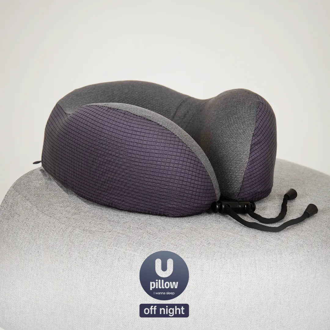 Imagem da nossa almofada de pescoço na cor cinza para viagem IWS e fundo branco. Feita com Memory Foam IWS, ela se adapta ao formato do pescoço, proporcionando suporte ergonômico e alívio da tensão muscular. Compacta, portátil e lavável, é perfeita para viagens ou momentos de relaxamento. 