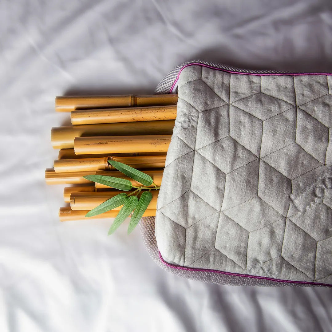 Capa para travesseiro com zíper e tecido com fibra de bambu que oferece um toque super macio e ajuda a regular a temperatura, garantindo um sono mais tranquilo e revigorante. Dentro da capa temos pedaços de bambu simbolizando o material utilizado para fabricação da capa do snow