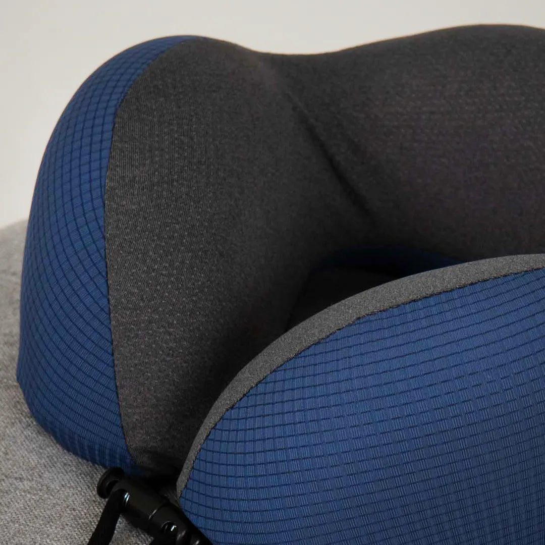Imagem ampliada da almofada de pescoço para viagem I wanna sleep, mostrando os detalhes da sua capa 100% poliéster que garante maior conforto, suporte ergonômico projetado especificamente para o pescoço, ajudando a manter uma postura confortável durante longos períodos de viagem.