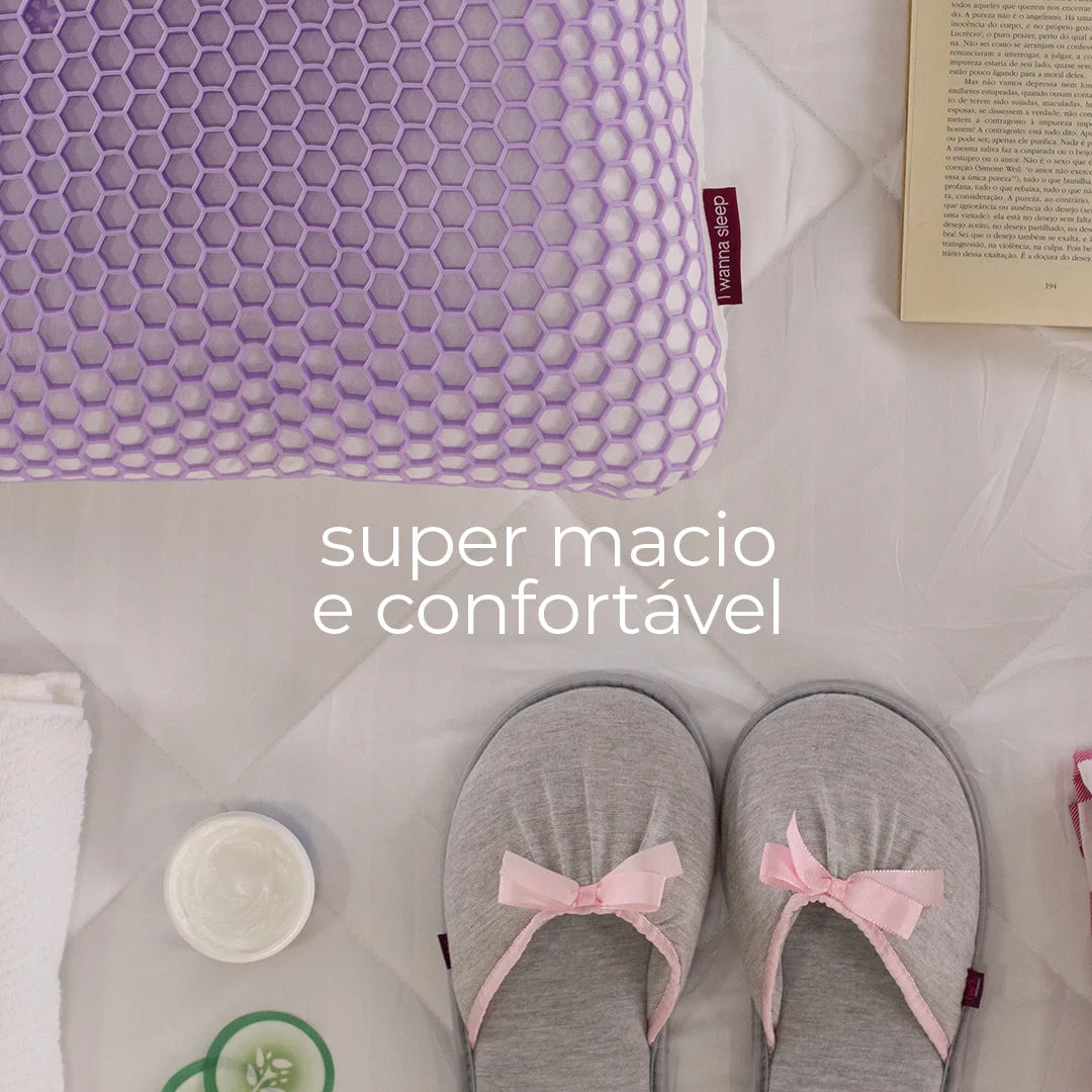 Travesseiro IWS Skin® em destaque com sua textura exclusiva de colmeia roxa, acompanhado de itens de conforto, beleza e autocuidado, simbolizando uma noite de sono relaxante.