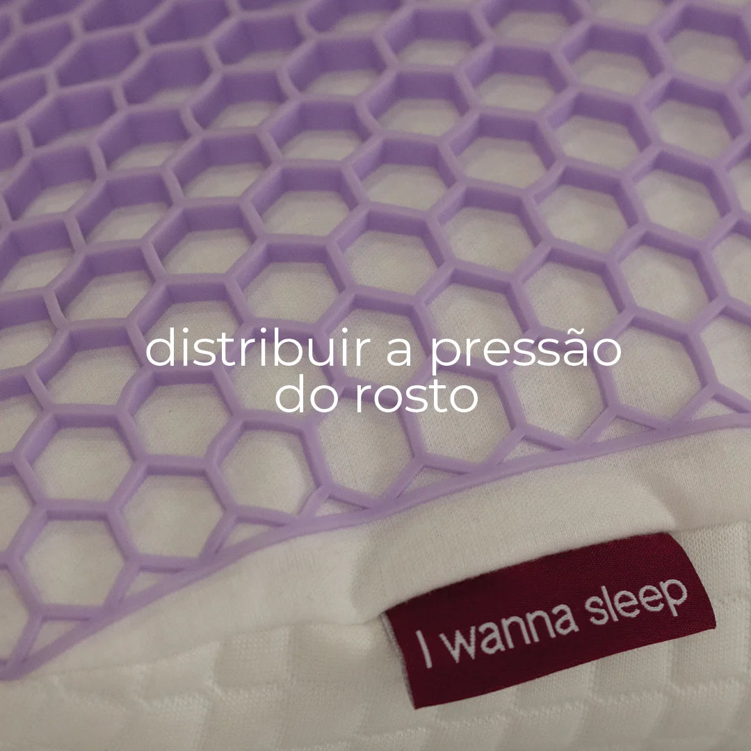 Detalhe ampliado da tecnologia Airgelly® do Travesseiro IWS Skin®, exibindo sua textura de colmeia projetada para suavidade e redução do atrito com a pele com a etiqueta da i wanna sleep em evidência na parte inferior da imagem
