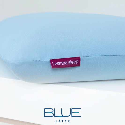 travesseiro em látex com capa refrescante na cor azul e etiqueta na cor roxa escrito "i wanna sleep". Travesseiro Blue Látex da IWS com fundo branco e logo do travesseiro em destaque na parte inferior da página.