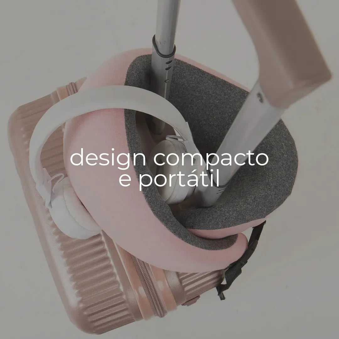 Mala de rodinhas rosa com travesseiro de pescoço preso à alça e fone de ouvido ao lado. Fundo branco com a frase "Design compacto e portátil" em destaque