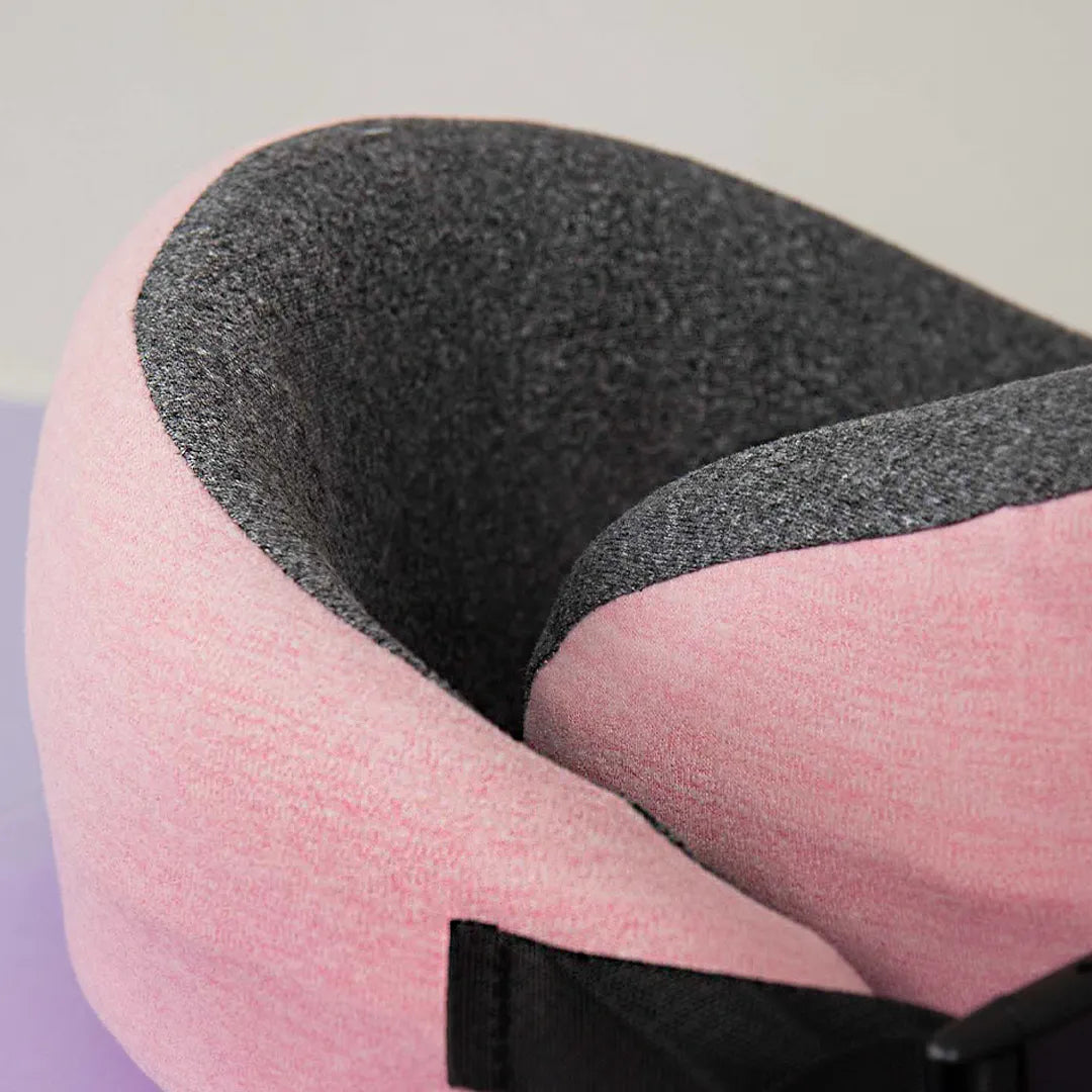 imagem aproximada para mostrar os detalhes do travesseiro de pescoço da i wanna sleep da cor rosa com cinza, perfeito para viagens tranquilas e confortáveis