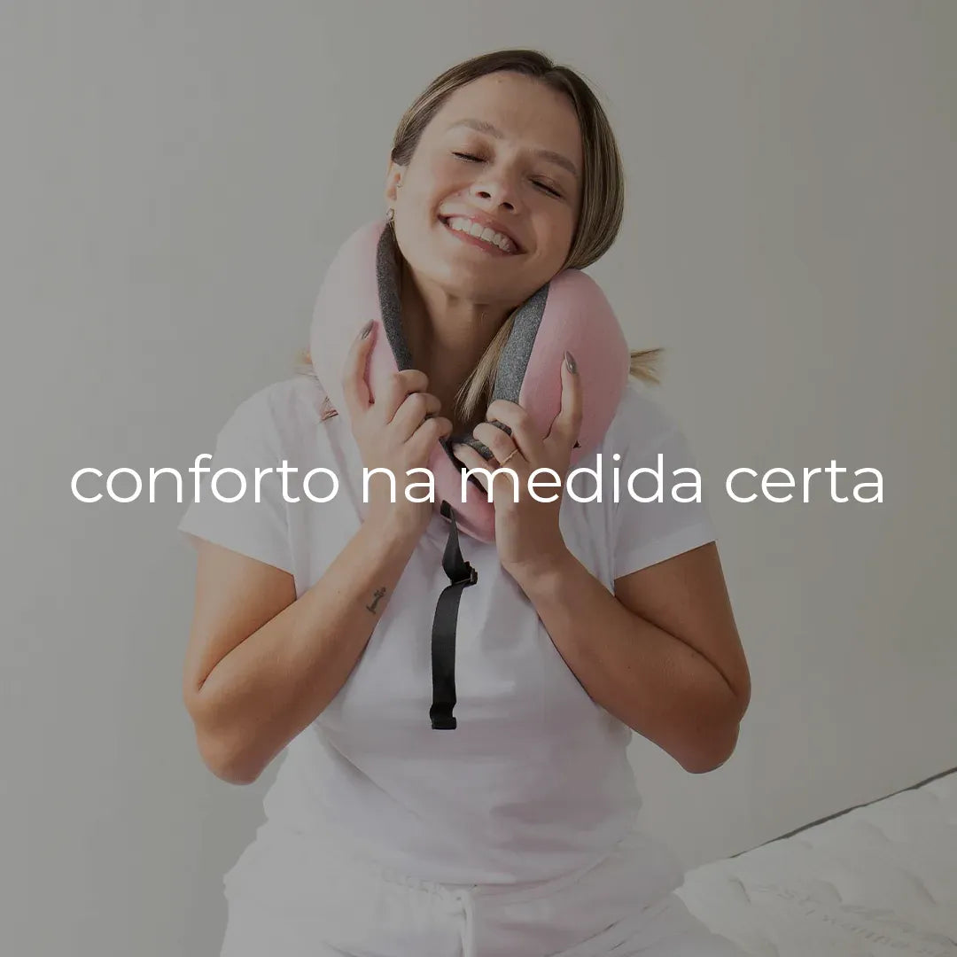 Mulher sorridente apoia as mãos no travesseiro de pescoço da IWS, vestindo roupas brancas que transmitem leveza e conforto. O fundo branco destaca a cena, reforçando a sensação de bem-estar e tranquilidade para a viagem. Sobre a imagem, a frase "Conforto na medida certa" adiciona um toque acolhedor e convidativo
