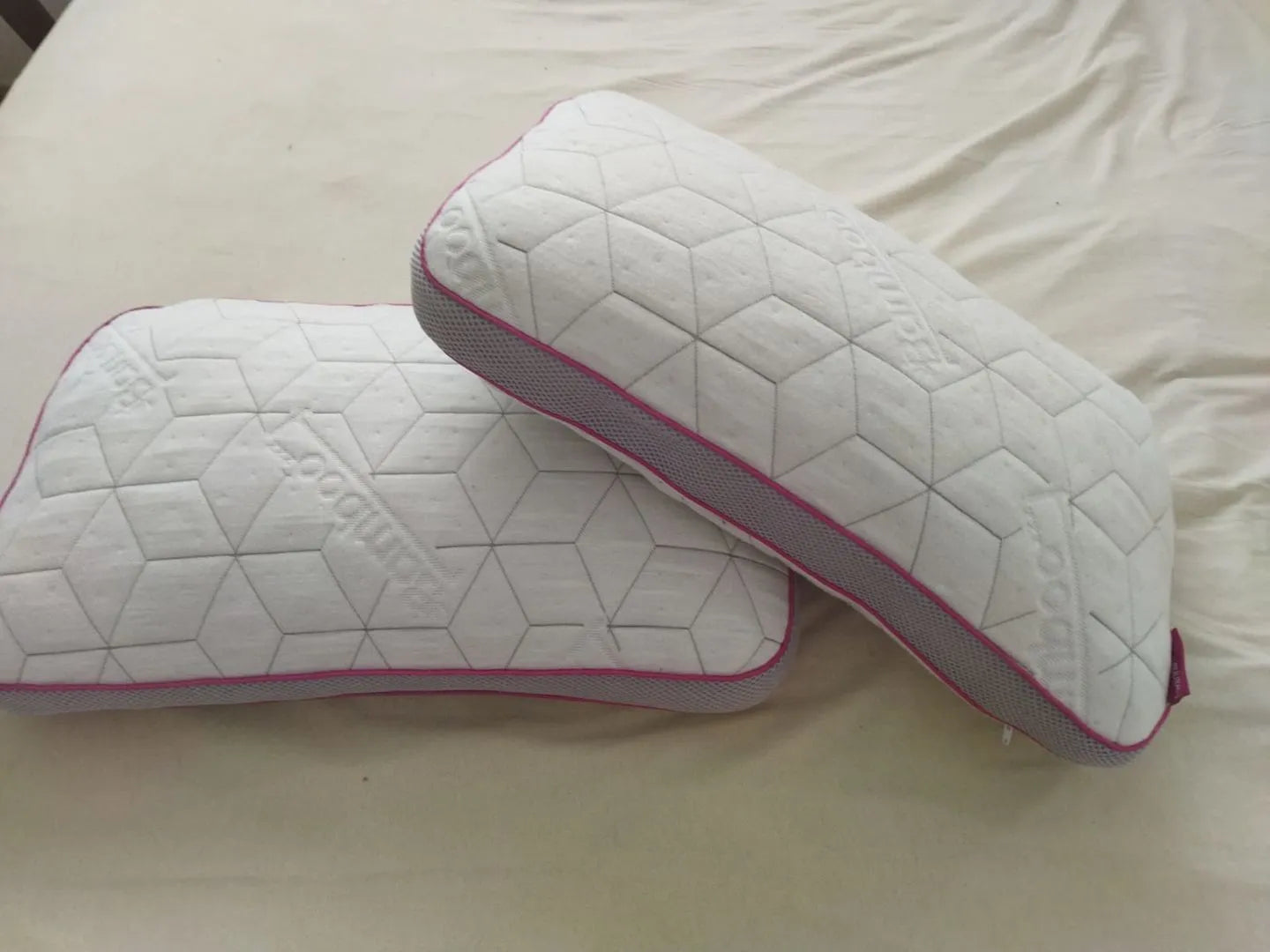 
Foto dos travesseiros de viagem encima da cama enviada por uma cliente que está avaliando o Snow Mini da I Wanna Sleep! Conforto e praticidade testados e aprovados por quem já experimentou. Perfeito para garantir o descanso em qualquer lugar!