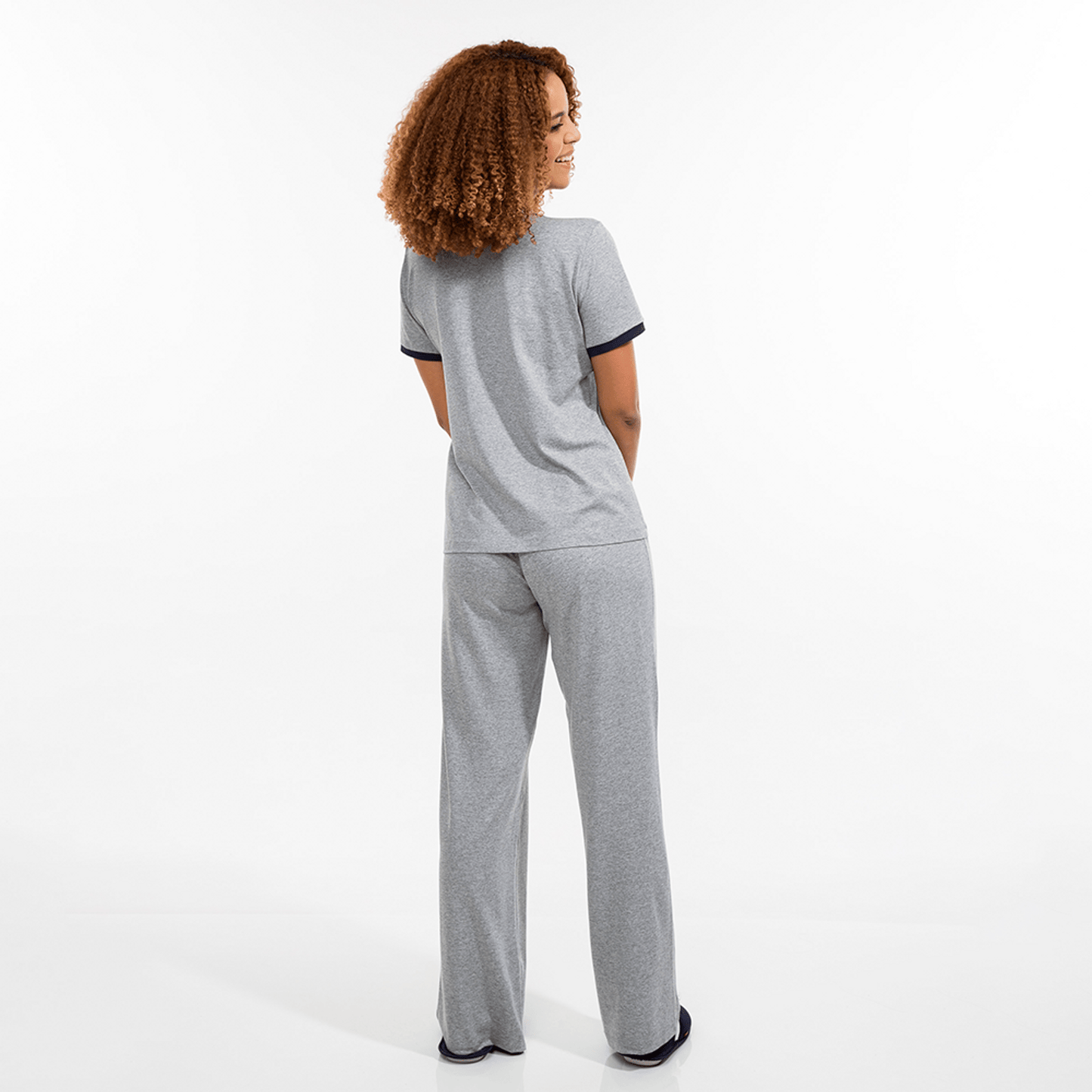 Pijama feminino essential manga curta com calca cinza. Detalhes na manga. Modelo vista de costas