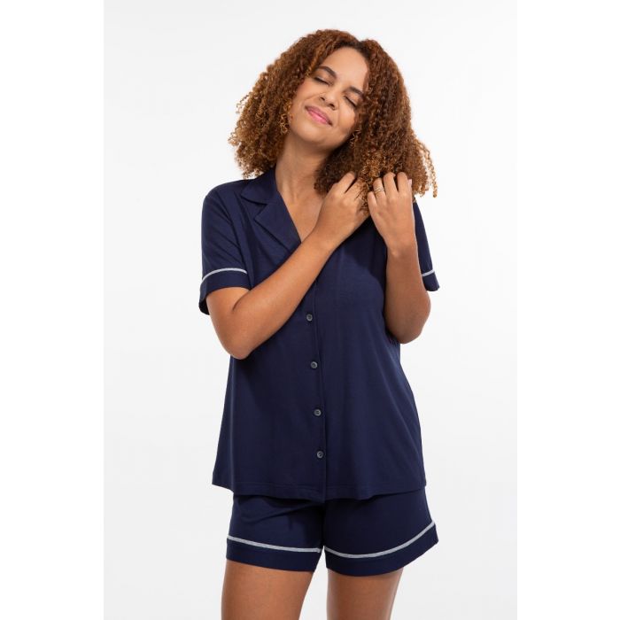 Pijama Feminino da Cor Azul . Camisa manga curta aberta com botões estilo americano, short com detalhe bicolor.
