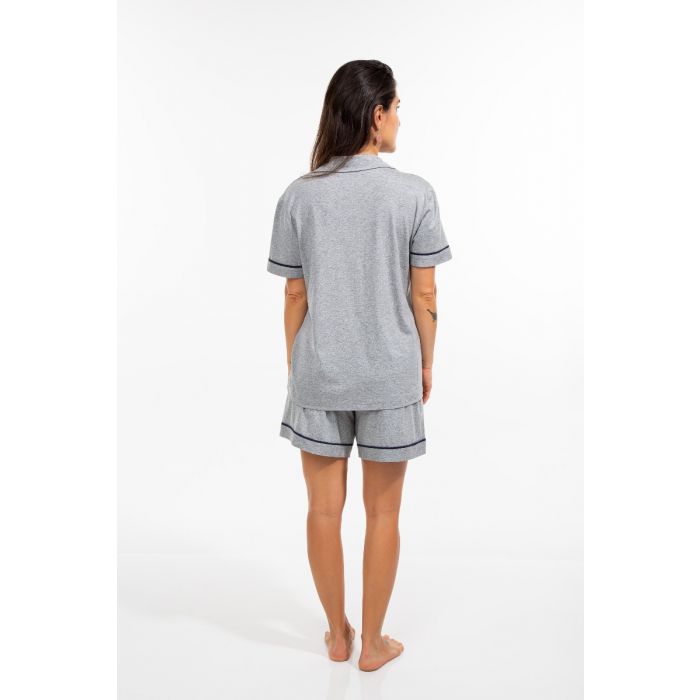 Pijama Feminino da Cor Cinza. Camisa manga curta aberta com botões estilo americano, short com detalhe bicolor.