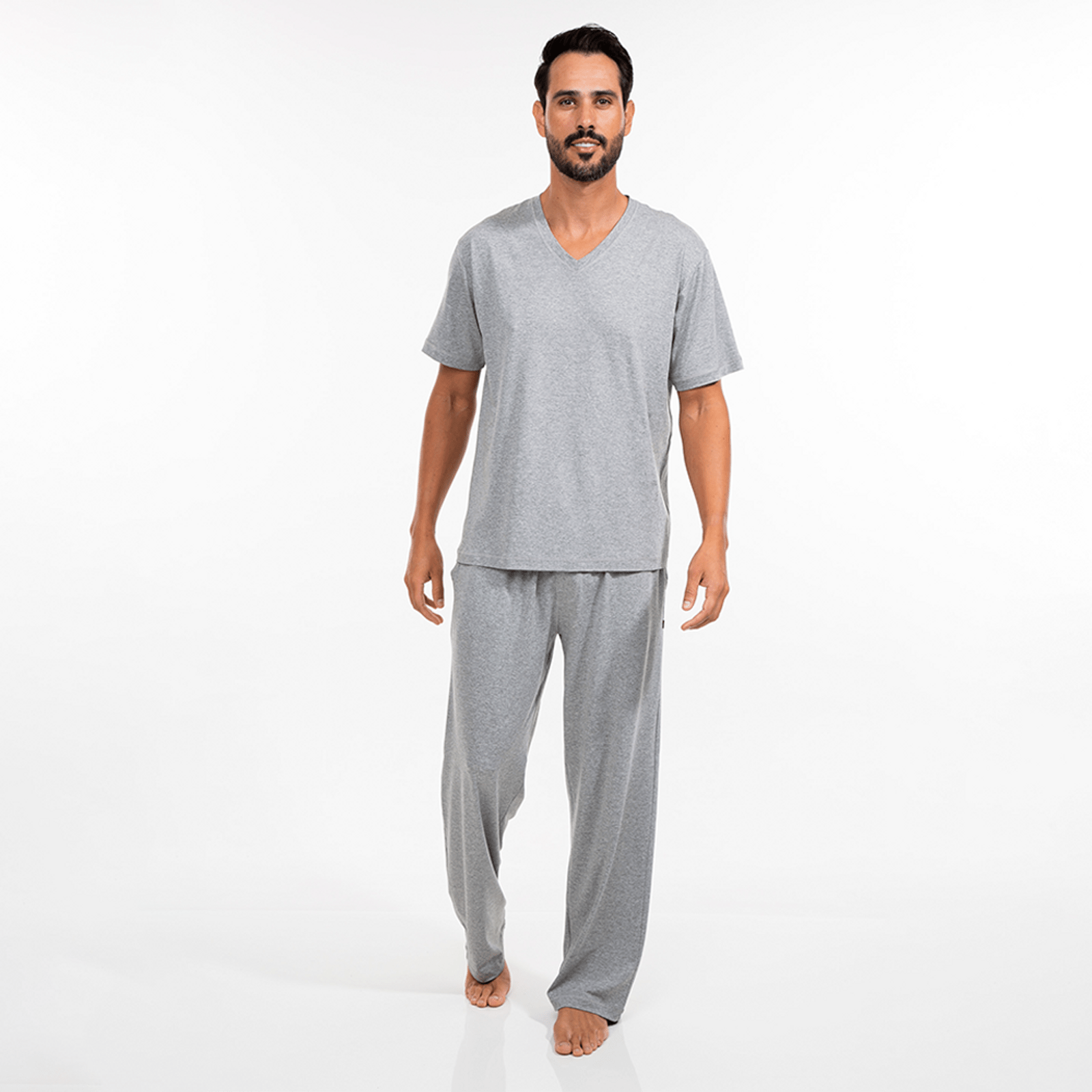Pijama Masculino da cor Cinza. Calça com bolsos laterais e amarração e Blusa manga curta com formato em gola V.
