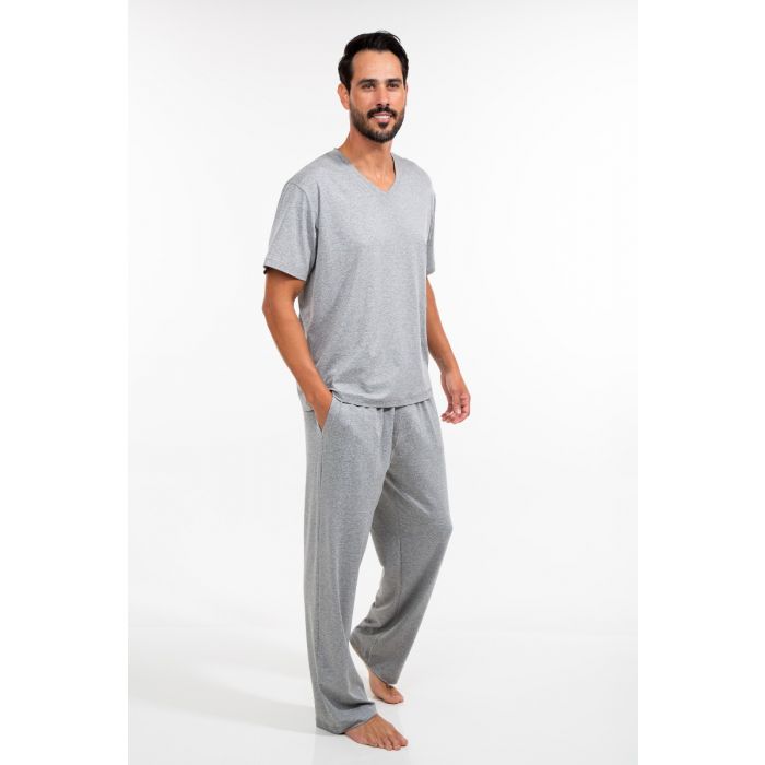 Pijama Masculino da cor Cinza. Calça com bolsos laterais e amarração e Blusa manga curta com formato em gola V.
